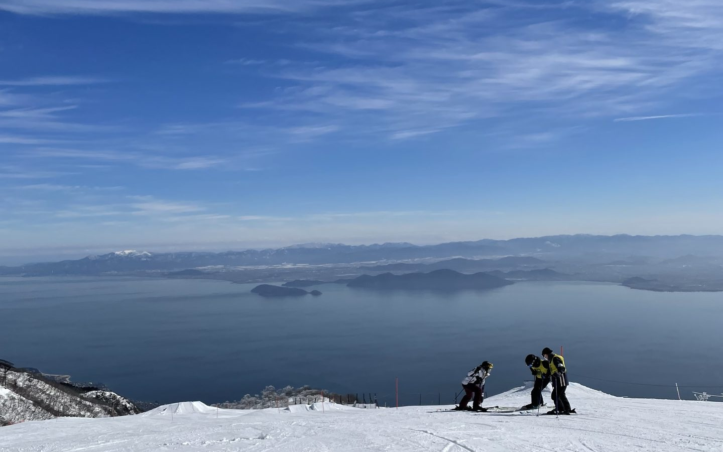 びわ湖バレイのゲレンデから琵琶湖を見下ろした風景